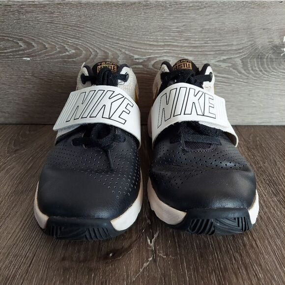 Nike Youth sz 5.5y  881941-009 2018 Team Hustle D8 White Black Gold Swoosh - Picture 2 of 11